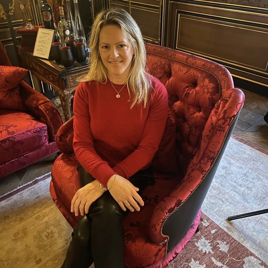 Victoria White, Suite Club member